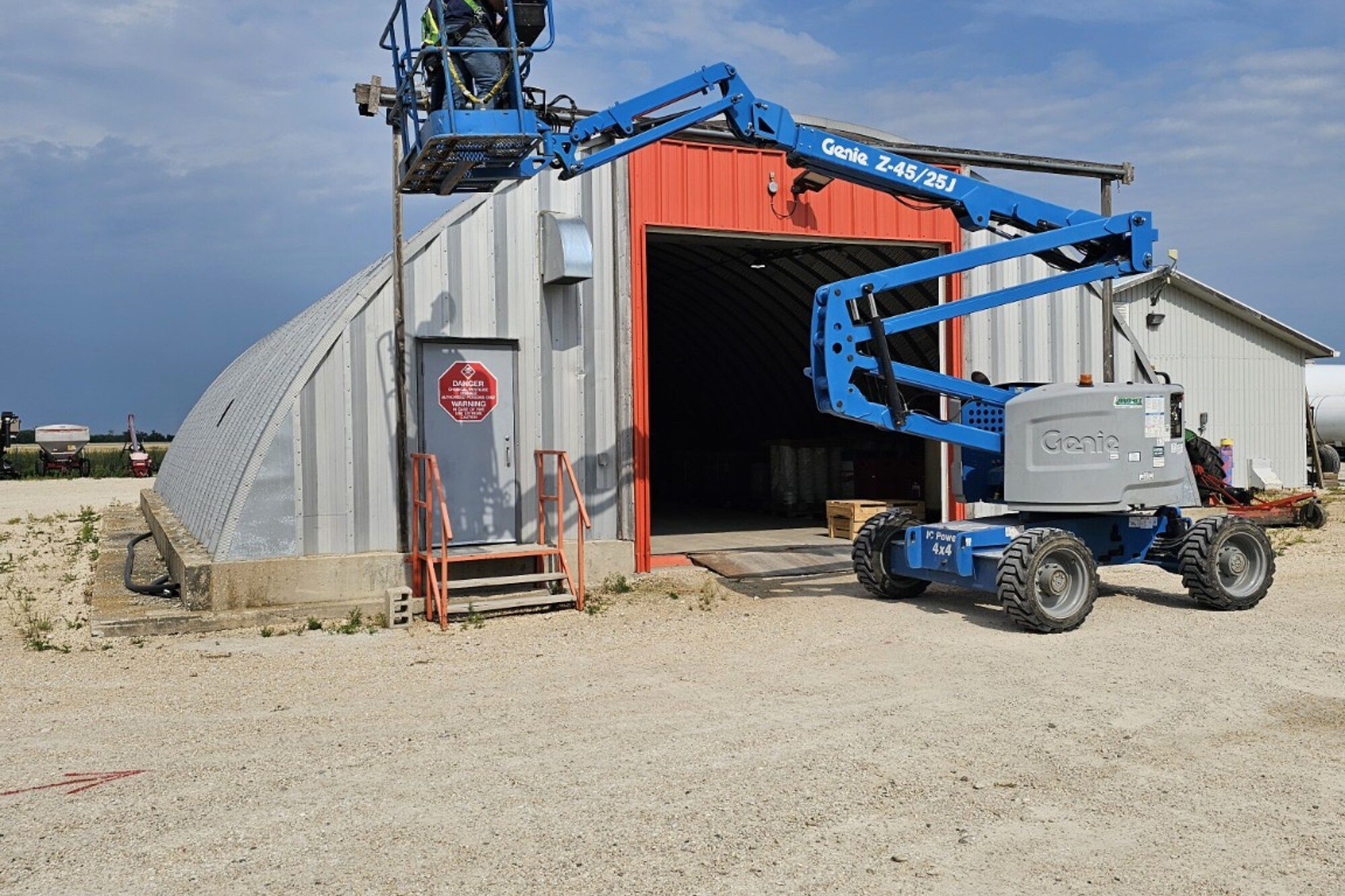 Boom lift parked outside a shop in Manitoba, used for aerial lifts train the trainer courses covering scissor and boom lifts